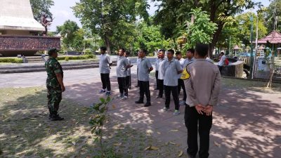 Babinsa & Bhabinkamtibmas Bersinergi Latih PBB Linmas kelurahan Sudiroprajan