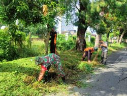 Guyub Rukun, Babinsa Manahan Bersama Warga Gotong Royong Bersihkan Lingkungan