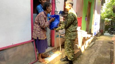 Jum’at Berkah” Wujud Nyata Kepedulian Babinsa Kepatihan Wetan Kepada Warga Binaan nya