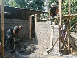 Satgas TMMD Reguler Bersama Warga Bangun RTLH Milik Bapak Poniman