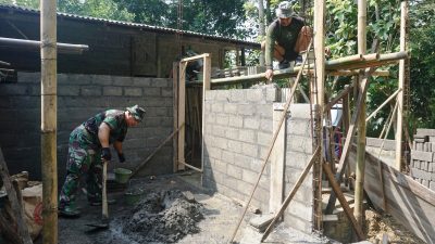 Satgas TMMD Reguler Bersama Warga Bangun RTLH Milik Bapak Poniman