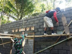 Satgas TMMD Reguler dan Warga Bangun Rumah Pak Poniran