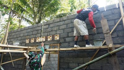 Satgas TMMD Reguler dan Warga Bangun Rumah Pak Poniran