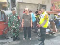 Wujud Kepedulian Keamanan Wilayahnya, Babinsa Kepatihan Kulon Melaksanakan Patroli Dan Sambang Warga