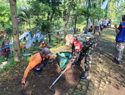 Babinsa Danukusuman Bersama Warga & Petugas Kebersihan Laksanakan Kerja Bakti Bersihkan Sampah Dan Rumput Liar