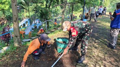 Babinsa Danukusuman Bersama Warga & Petugas Kebersihan Laksanakan Kerja Bakti Bersihkan Sampah Dan Rumput Liar