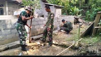 Satgas TMMD Regular Bersama Warga Bangun Rumah Ibu Lasinem