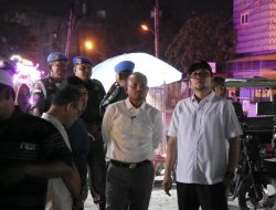 Malam Hari, Wali Kota Tanjungbalai Turun Langsung Sosialisasi Penataan PKL di Kawasan Inti Kota