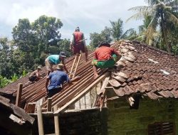 Atap Rumah Bu Parni Dibongkar Diganti Baru Dengan Bantuan Aladin