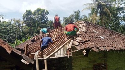 Atap Rumah Bu Parni Dibongkar Diganti Baru Dengan Bantuan Aladin