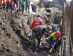 Koramil 04/Jebres Bersama Masyarakat Bahu Membahu Selesaikan Sasaran Fisik TMMD Sengkuyung Tahap II