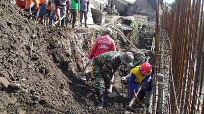 Koramil 04/Jebres Bersama Masyarakat Bahu Membahu Selesaikan Sasaran Fisik TMMD Sengkuyung Tahap II