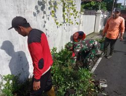 Babinsa Tegalharjo Laksanakan Kerja Bakti Pembersihan Lingkungan