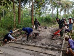 Satgas TMMD Reguler dan Warga Garap Rabat Beton Jalan Padukuhan Jurug