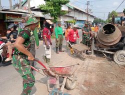 Warga Tak Mau Kalah Semangatnya Dengan Satgas TMMD Sengkuyung Tahap II Di Wilayah Kelurahan Mojosongo