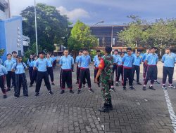 Tanamkan Kedisiplinan Babinsa Purwodiningratan Latih kan PBB Siswa-Siswi Sekolah SMK