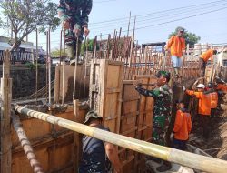 Pupuk Kegotong Royongan Koramil 04/Jebres Bersama Masyarakat Terus Genjot TMMD Sengkuyung Tahap II