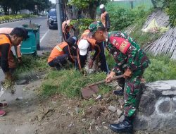 Peduli Kebersihan, Babinsa Keprabon Ajak Warga Kerja Bakti Bersihkan Lingkungan Sekitar