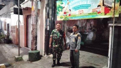 Piket Koramil 04/Jebres Patroli Malam Bersama Linmas, Sebagai Langkah Preventif Guna Menjaga Kondusifitas Wilayah