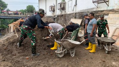 TNI Bersama Warga Terus Genjot Pengerjaan Pembangunan Talud Beton Bertulang Dalam TMMD Sengkuyung Tahap II di Kelurahan Mojosongo