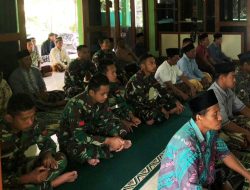 Anggota Satgas TMMD Reguler Bersama Warga Sholat Jumat