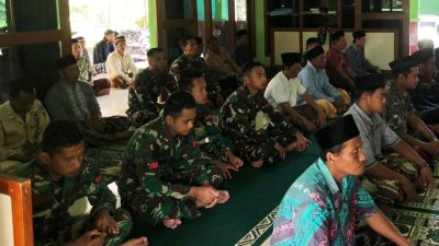 Anggota Satgas TMMD Reguler Bersama Warga Sholat Jumat
