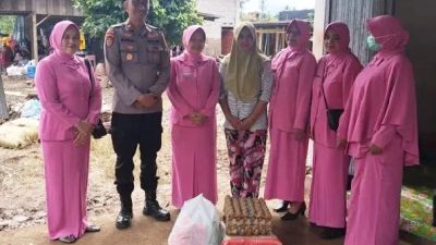 Kapolsek Lintau Buo Salurkan Bantuan untuk Anggota Terdampak Banjir, Wujud Solidaritas di Tengah Musibah
