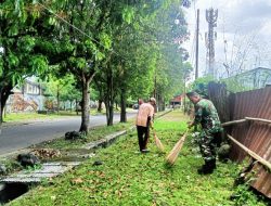 Pelopori Kebersihan Lingkungan,Babinsa Manahan Bersama Warga Gotong Royong Bersihkan Rumput Liar
