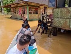 Momen Kapolsek Batin VIII Terobos Banjir Gunakan Perahu, Kirim Bantuan Makanan dan Air Bersih ke warganya yang terisolasi