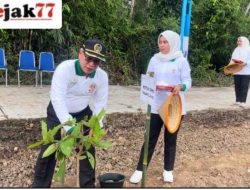 Aksi Penanaman Pohon Serentak Secara Simbolis Di Pimpin Langsung Oleh Ketua DPRD Muaro Jambi Aidi Hatta Bersama Bupati Muaro Jambi Bambang Bayu Suseno