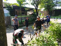Pelopori Kebersihan Lingkungan, Babinsa Pucangsawit Kerja Bakti Bersihkan Ranting dan Pohon