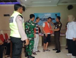Babinsa Bersama Bhabinkamtibmas Kepatihan Wetan Kawal Penyelesaian Perkara ( Restoratif Justice ) Oleh Kejari Surakarta