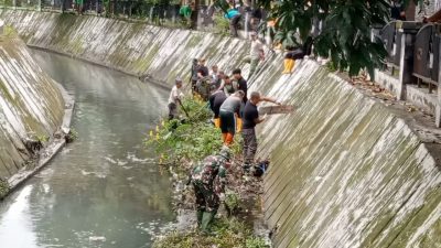Babinsa Banjarsari Gotong Royong Bersihkan Kali Pepe, Cegah Banjir & Penyebaran Bibit Penyakit