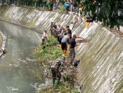Babinsa Banjarsari Gotong Royong Bersihkan Kali Pepe, Cegah Banjir & Penyebaran Bibit Penyakit