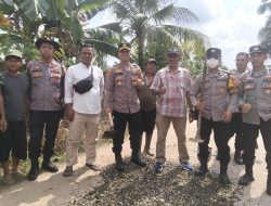 Sinergi Polri dan Warga: Gotong Royong Perbaiki Jalan Rusak di Talang Jambe