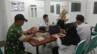 Babinsa Bersama Bhabinkamtibmas Mangkubumen Turun Langsung Kawal Posyandu