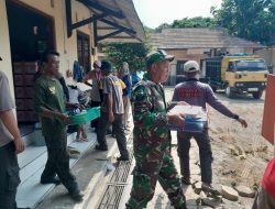 Sinergitas Babinsa Dan Linmas Joyotakan Kompak Gotong Royong Bantu Renovasi TK Taman Cerdas