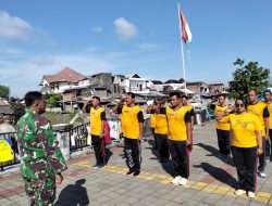 Tegakkan Disiplin, Perkuat Sinergi : Linmas Kelurahan Gandekan Digembleng PBB Oleh Babinsa