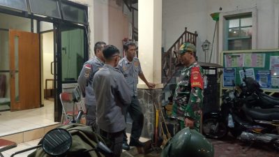 Bersama Linmas, Piket Koramil 05/Pasar Kliwon Laksanakan Patroli Malam, Jaga Keamanan & Kondusifitas Kota Solo