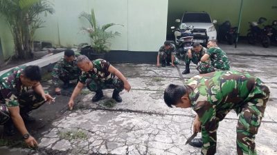 Tanamkan Kepedulian Lingkungan, Koramil 02/Banjarsari Gelar Kerja Bakti Bersihkan Pangkalan