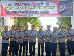 Bhayangkara ke-80, Polres Tanah Datar Gelar Ziarah dan Tabur Bunga di TMP Teguhkan Semangat Pengabdian untuk Masyarakat.