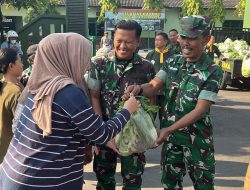Jum’at Berkah, Kodim 0735/Surakarta Bersama Kepolisian Dan FKPPI Berbagi Sayuran Kepada Masyarakat