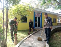 Gotong Royong Ciptakan Ruang Hijau, Babinsa Nusukan Bersama Pengawas & TKPK Bersihkan Taman Cerdas