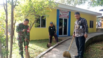 Gotong Royong Ciptakan Ruang Hijau, Babinsa Nusukan Bersama Pengawas & TKPK Bersihkan Taman Cerdas