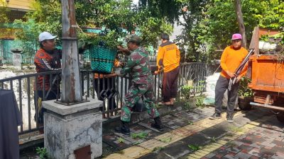 Cegah Banjir & Penyakit, Babinsa Manahan Sinergi Bersama Warga Bersihkan Saluran Irigasi