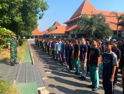 MPLS Tahun 2026, Babinsa Kepatihan Wetan Berikan Pelatihan PBB di SMKN 08 Surakarta