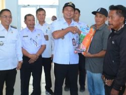 Agus Irawan Bupati Secara simbolis Menyerahkan Bantuan Benih Jagung Hibrida kepada Perwakilan Kelompok Tani