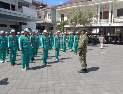 Tanamkan Disiplin Sejak Dini, Babinsa Mangkubumen Latih PBB Siswa SMA Budi Utomo