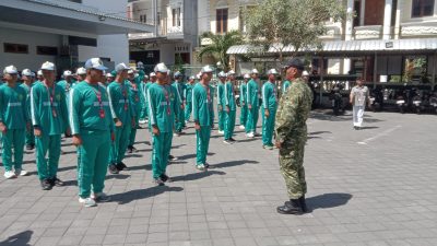 Tanamkan Disiplin Sejak Dini, Babinsa Mangkubumen Latih PBB Siswa SMA Budi Utomo