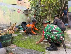Ciptakan Lingkungan Asri, Babinsa Sudiroprajan Kerja Bakti Bersama Warga & Pegawai Kelurahan